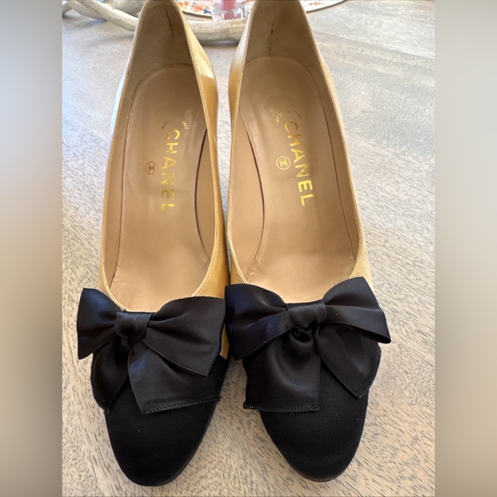 **SOLD** Vintage Authentic Chanel Two Tone Pumps 38 Pristine!